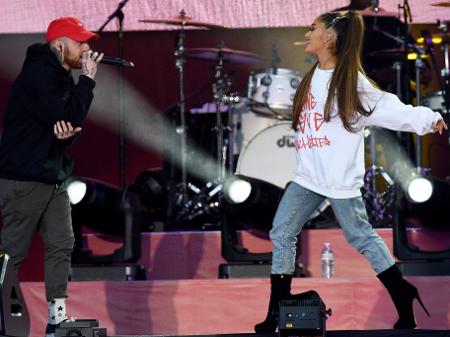 Ariana Grande recebe o seu então namorado, o rapper Mac Miller, no show "One Love Manchester" - Getty Images/Dave Hogan for One Love Manchester