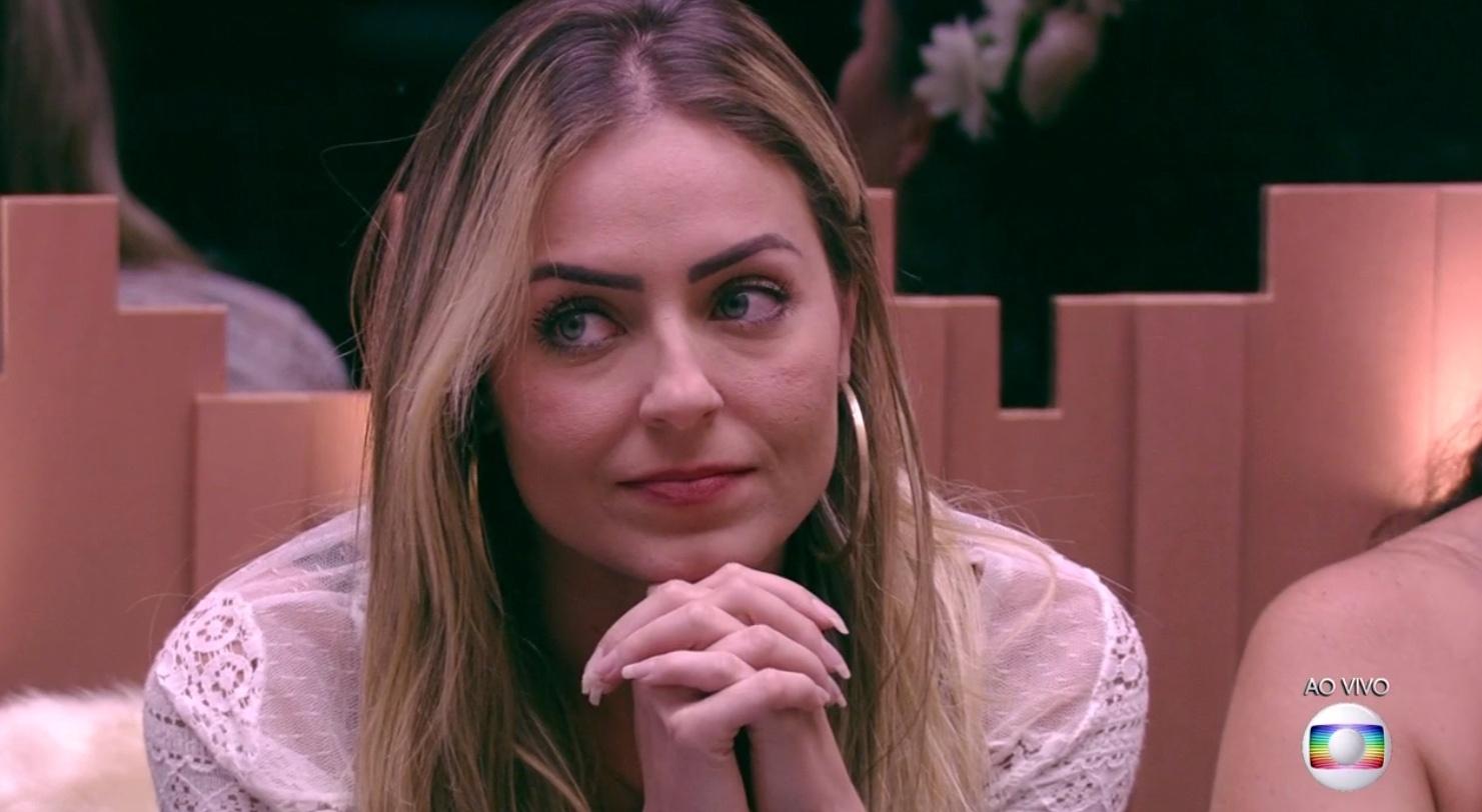 Paula ouve a votação do segundo paredão do "BBB19" - Reprodução/TvGlobo