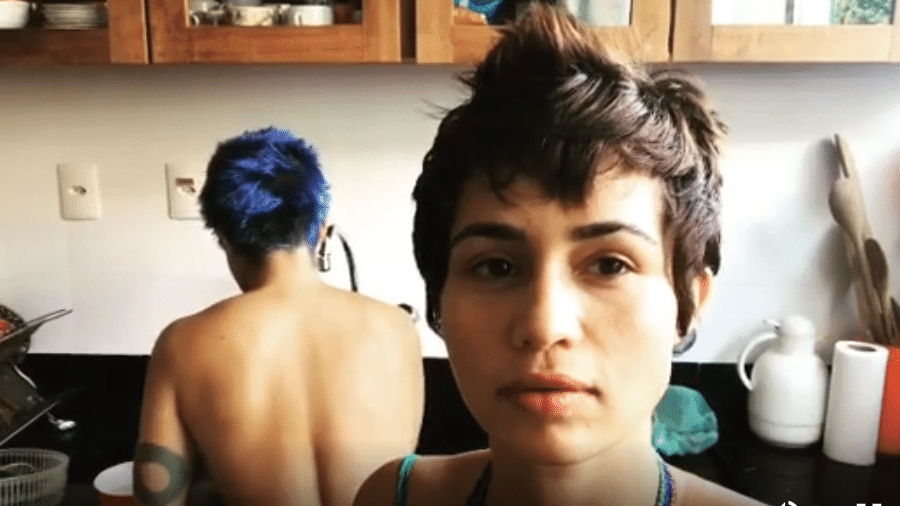 Nanda Costa filma a namorada, Lan Lanh, lavando louça sem blusa - Reprodução/Instagram