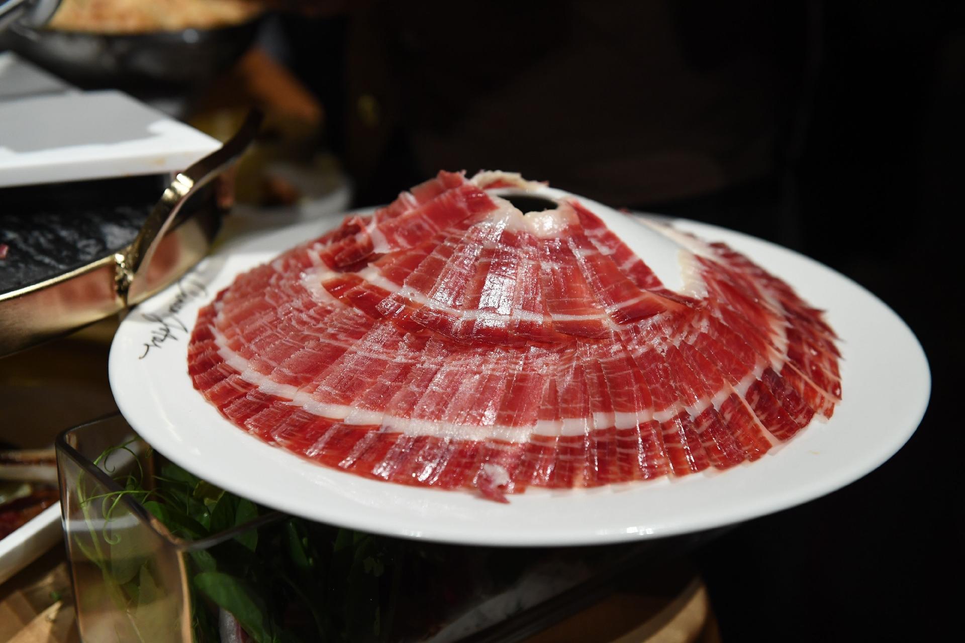 Presunto da Espanha é uma das iguarias disponíveis no banquete do Oscar - Robyn Beck / AFP)