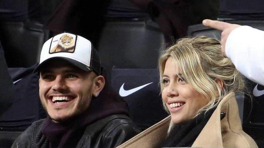 Mauro Icardi sorrri ao lado de Wanda Nara, sua esposa e empresária - EFE