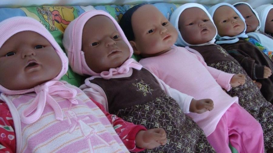 O "Doll Project" (Projeto das Bonecas), que dá aos jovens uma ideia sobre como é cuidar de um bebê, é uma tentativa de reduzir o índice de gravidez indesejada - PAARISA