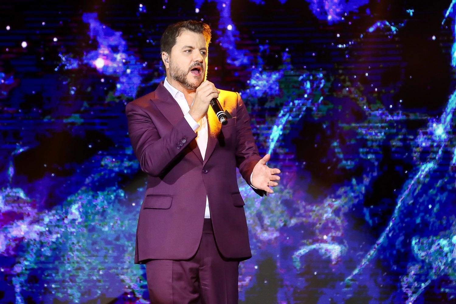 Maurício Manieri canta durante 8º Jantar Ressoar Solidário nos estúdios da Record TV - Manuela Scarpa/Brazil News