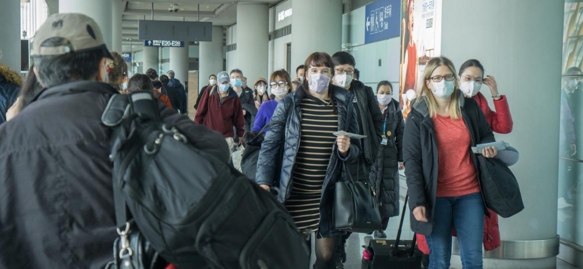 Viajantes com máscara no aeroporto de Beijing, na China - Getty Images