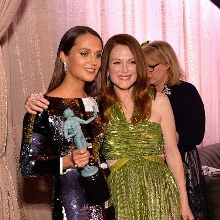 30.jan.2016 - Alicia Vikander e Julianne Moore durante premiação - Stefanie Keenan / Getty Images para Turner