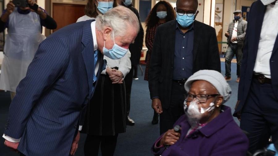 Príncipe Charles posa com paciente durante visita à Jesus House, em Londres - Reprodução/Instagram