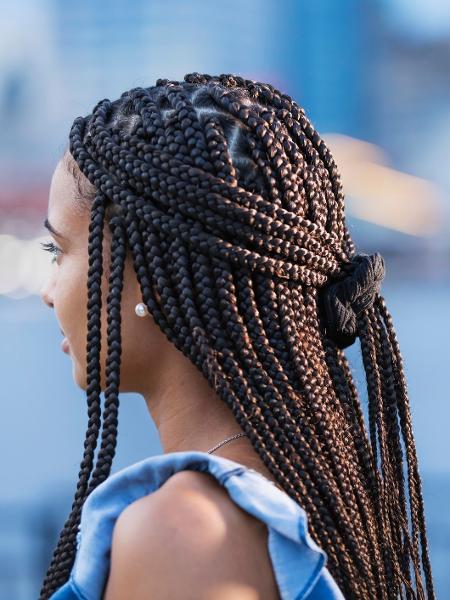 "Muitas meninas pretas alisam o cabelo. As tranças vem como uma das formas de iniciar a transição capilar" - iStock