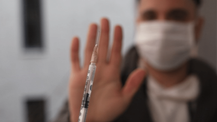 O futuro das pessoas que não quiserem tomar a vacina tende a ser cheio de restrições, como já acontece em muitos países com a campanha mais adiantada - Getty Images/BBC News