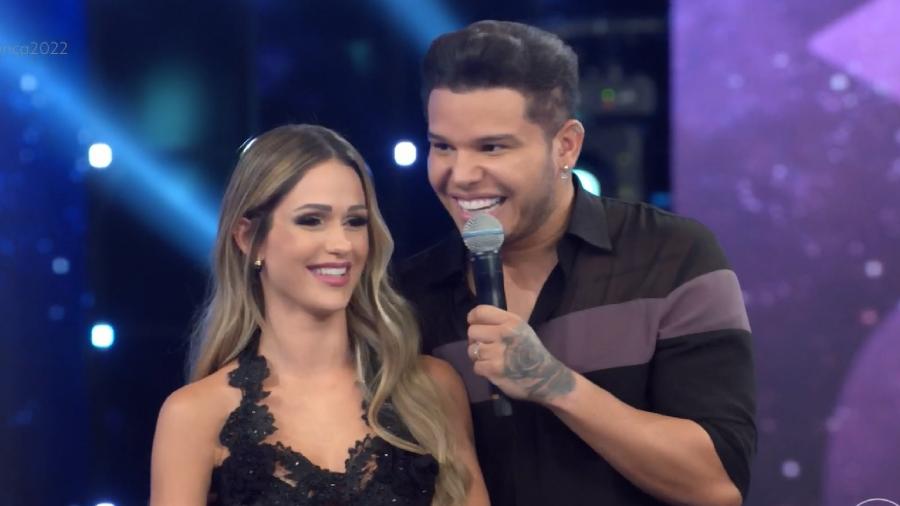 Tierry ao lado da professora de dança, Carla - Reprodução/TV Globo