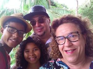 Jacqueline ao lado dos filhos e do marido - Arquivo pessoal - Arquivo pessoal