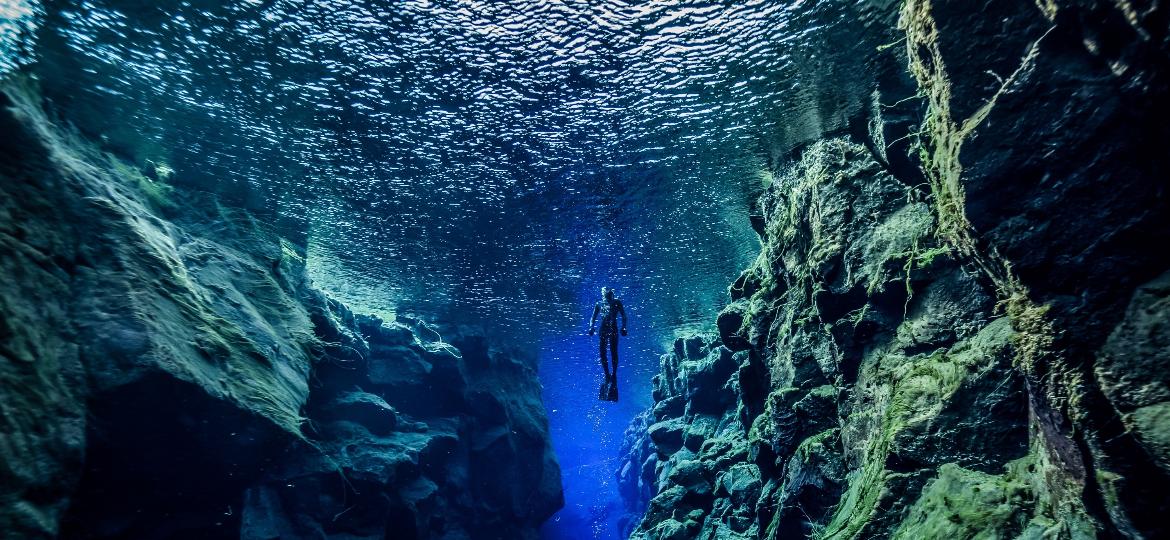 No coração do Parque Nacional de Thingvellir, à beira de um dos maiores lagos da Islândia, corredores de rochas submersas formam cavidades profundas - Getty Images