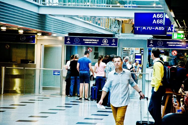 A Comissão Europeia quer diminuir as filas na passagem pela imigração em postos movimentados do bloco, como o do aeroporto Charles de Gaulle, em Paris (foto)