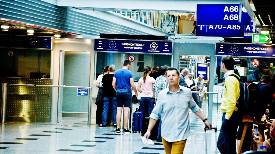 A fila na imigração na chegada à Europa pelo Aeroporto Charles de Gaulle, em Paris: a partir do fim de 2023, controle dos passaportes incluirá a apresentação do Etias - FroggyFrogg/Getty Images