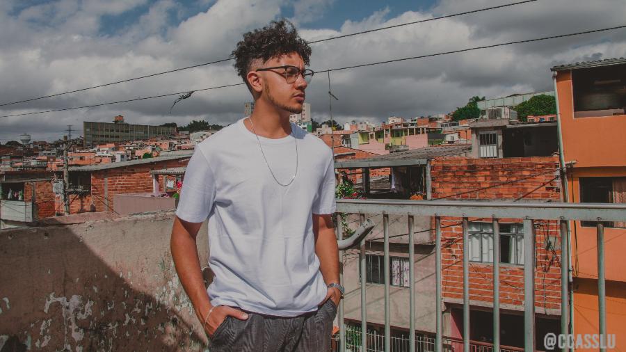O escritor e empreendedor Alexandre Ribeiro na Favela da Torre, em Diadema - Lucas Sampaio/Divulgação