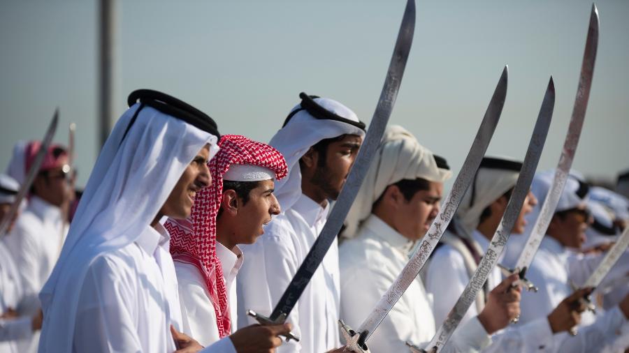 Ardha, a "Dança das Espadas", é uma das maiores e mais simbólicas tradições culturais do Qatar - iStockphotos