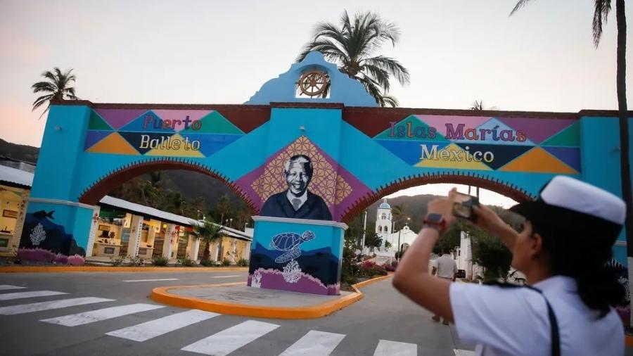 Mulher tira foto no portal de entrada das Islas Marinas, no México - Raquel Cunha/ Reuters