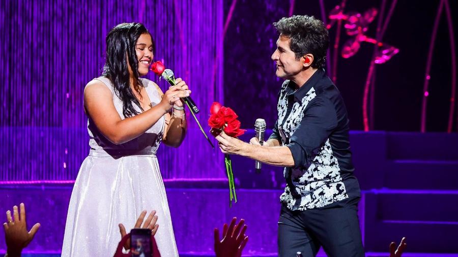 Cantor Daniel chama Jessica Renata dos Reis, filha de João Paulo, para cantar com ele no palco - Manuela Scarpa/Brazil News