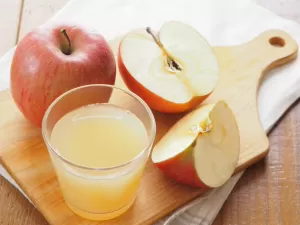 Suco de aveia e maçã é uma bebida nutritiva e prática para o dia a dia