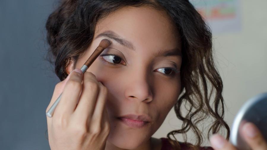 Maquiagem para iniciantes: simples de fazer, com poucos produtos e versátil, Mulher Beleza