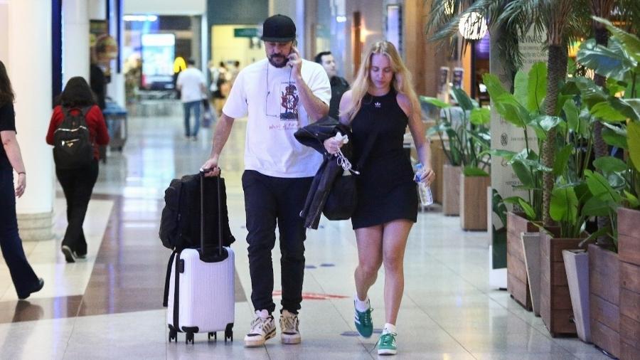Gabriel O Pensador e namorada apareceram juntos no aeroporto