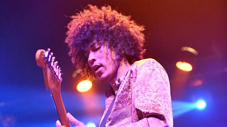 Dinho Almeida, vocalista da banda Boogarins, durante show no festival Coachella 2018 - Scott Dudelson/Getty Images