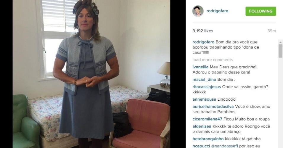 18.jul.2015 - O apresentador Rodrigo Faro surpreendeu seus fãs ao publicar no Instagram uma foto em que aparece vestido de mulher, com direito a bobs nos cabelos. Seus seguidores gostaram e elogiaram: 