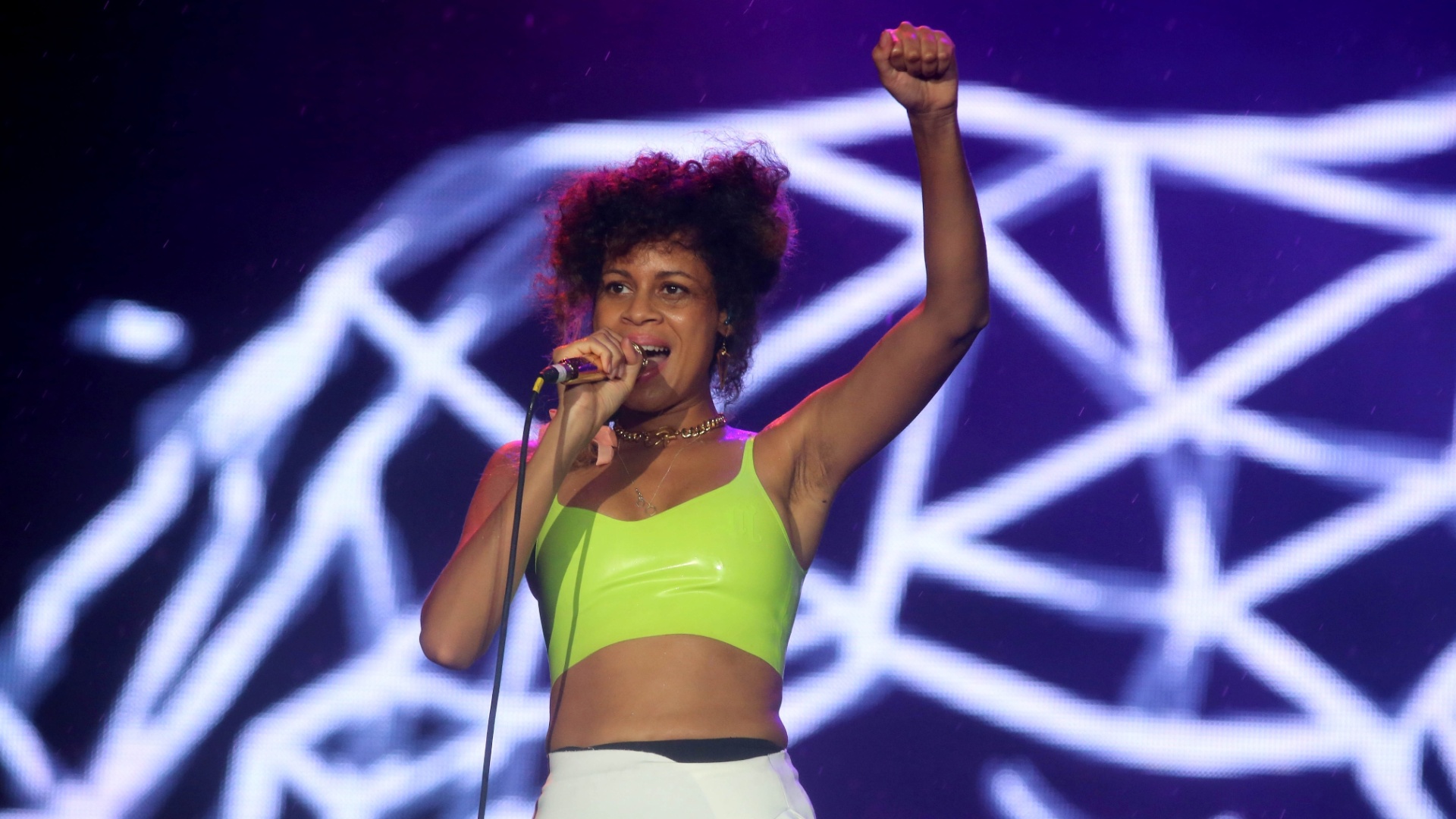 27.set.2015 - Debaixo de forte chuva, o duo AlunaGeorge se apresenta no palco Mundo no último dia do Rock in Rio 2015 - Fernando Maia/UOL