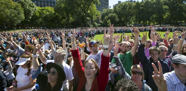 Cerca de 2.000 pessoas fizeram uma corrente humana para lembrar aniversário de 75 anos de John Lennon - Mike Segar/Reuters - Mike Segar/Reuters