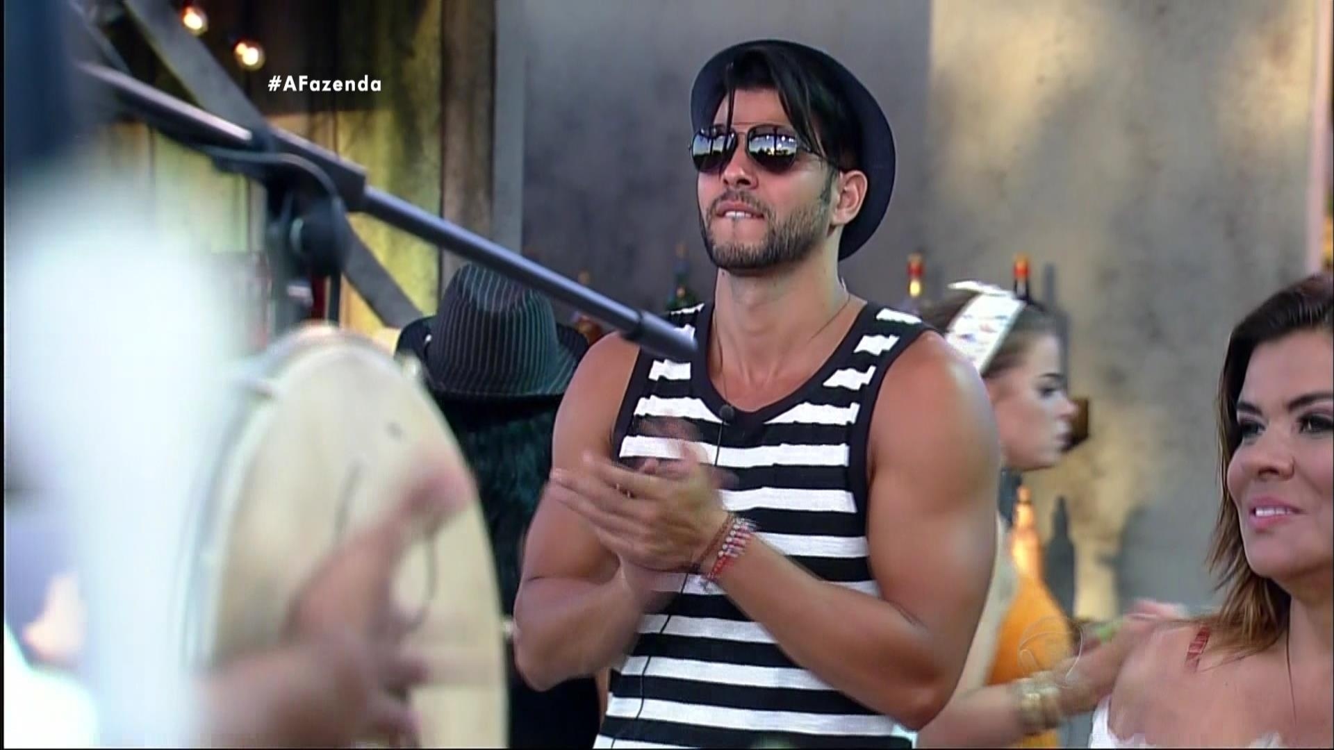 30.out.2015 - Marcelo Bimbi também curtiu a festa do pagode - Reprodução/Record