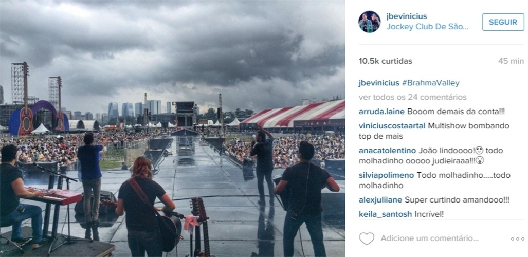 29.nov.2015 - Show de João Bosco & Vinícius foi o primeiro do palco Reflexos no segundo dia de Brahma Valley. O público assistiu ao show debaixo de chuva pesada. No palco, a dupla cantou seus sucessos e também Tim Maia - Reprodução/Instagram/jbevinicius