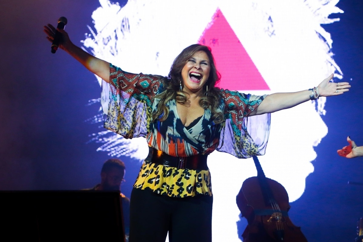 21.dez.2015 - Fafá de Belém sorri sob a bandeira de Minas Gerais. Toda a renda do show em São Paulo será revertida para ações de resgate humano e ambiental na região afetada pelo desastre - Manuela Scarpa/Brazil News