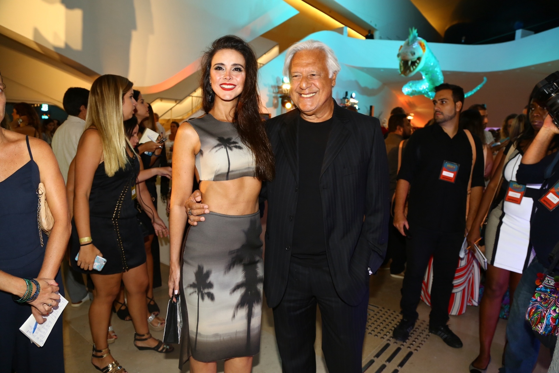 7.mar.2016 - O ator Antonio Fagundes chega com a namorada, a atriz Alexandra Martins, no Museu do Amanhã, para a festa de lançamento de "Velho Chico" - Felipe Assumpção/AgNews