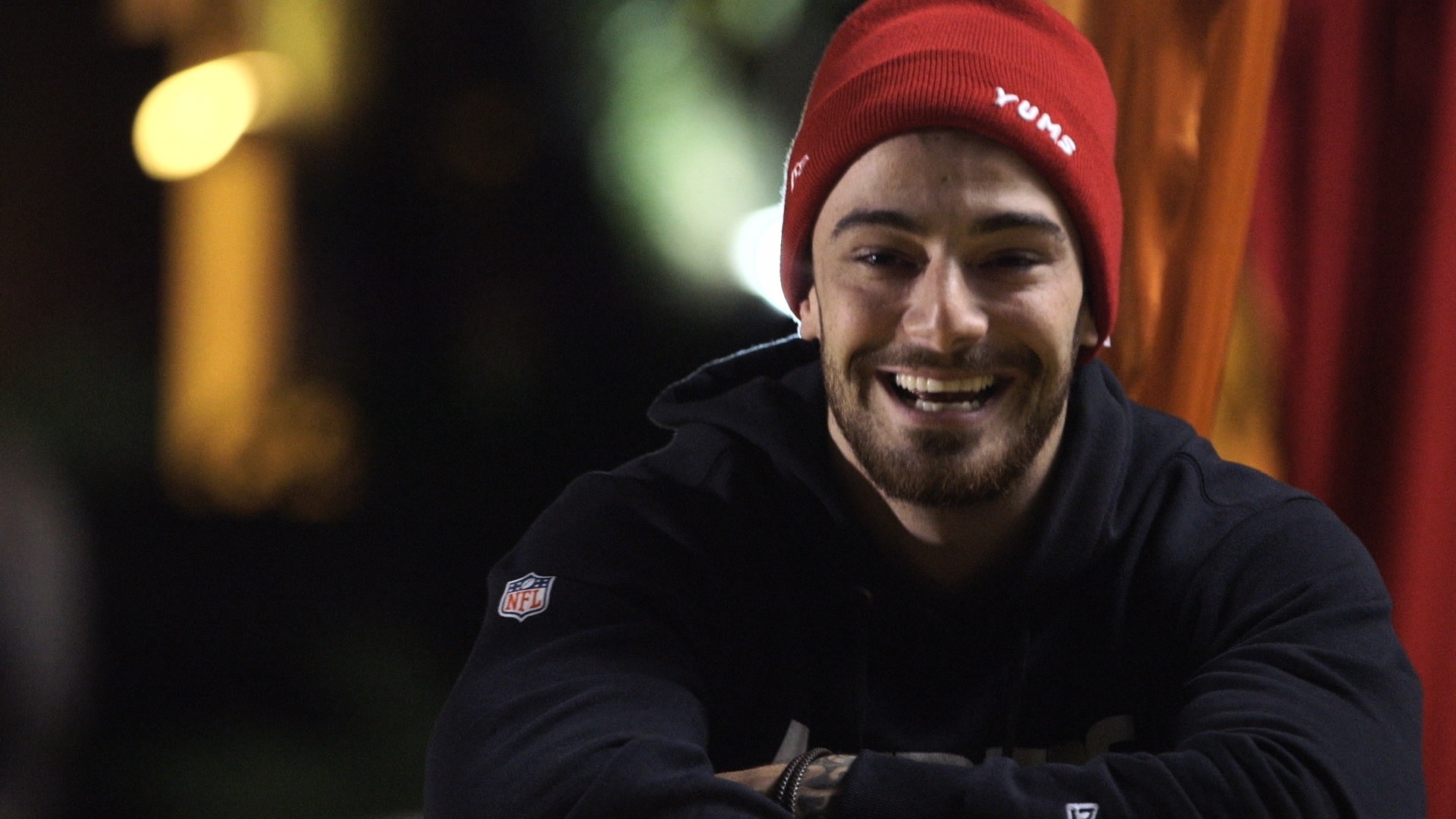 No programa "Talento Mais", do canal E!, o ator Felipe Tito mostra que é adepto da calistenia - Divulgação