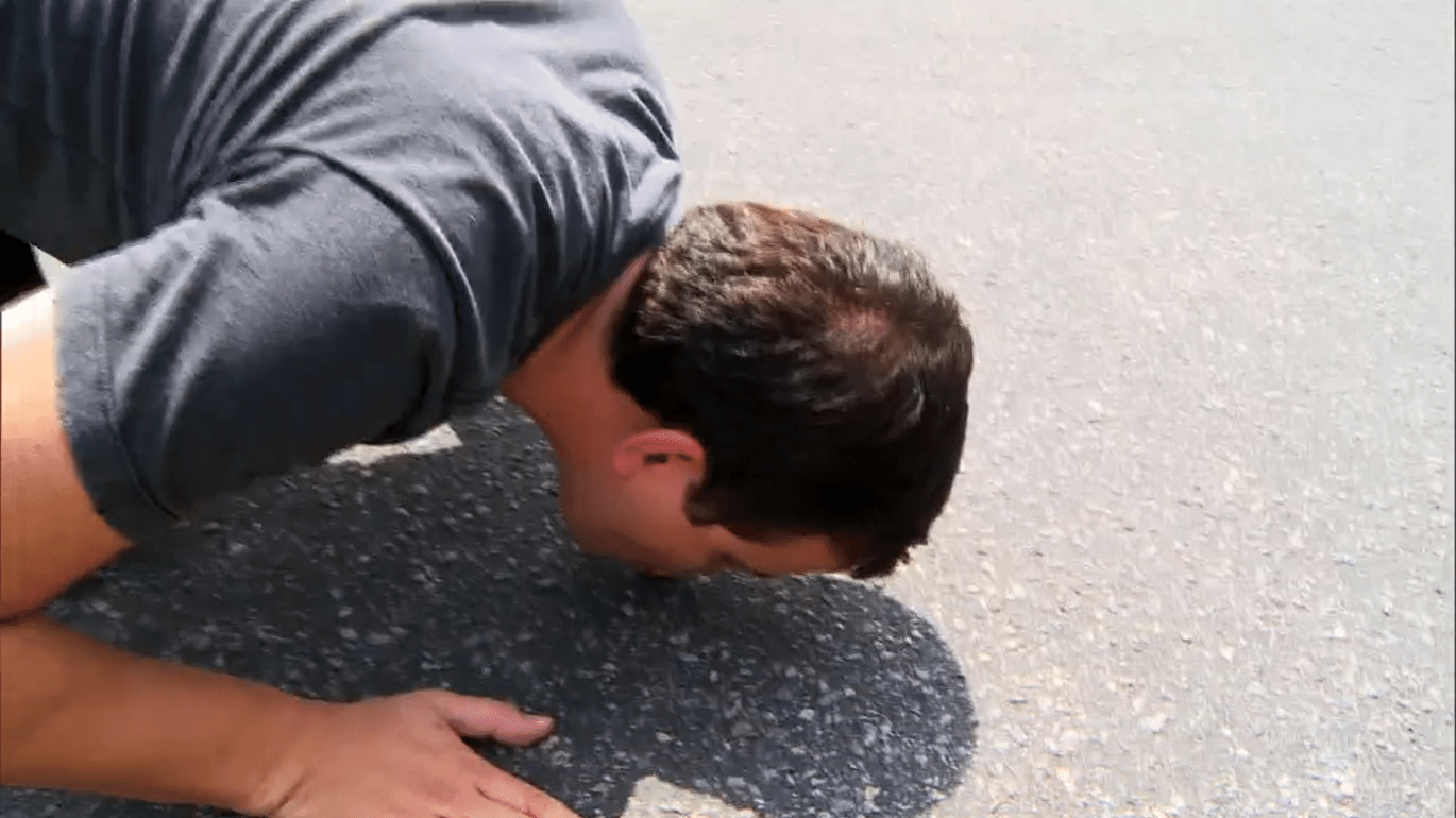 25.mar.2016 - O ator, cantor e humorista Rafael Cortez beijou o asfalto ao entrar pela primeira vez nos Estúdios Globo, ex-Projac, localizados no bairro Jacarepaguá, na zona Oeste do Rio de Janeiro. A cena, exibida na primeira reportagem feita por Cortez para o "Vídeo Show", foi uma referência ao ritual feito por Luciano Huck ao ser contratado pela emissora - Reprodução/TV Globo