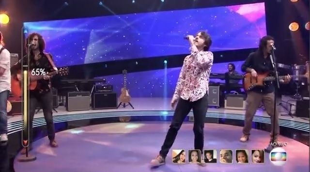 24.abr.2016 - A banda 2 Reis dos filhos de Nando Reis, no palco do programa "SuperStar" - Reprodução/TV Globo