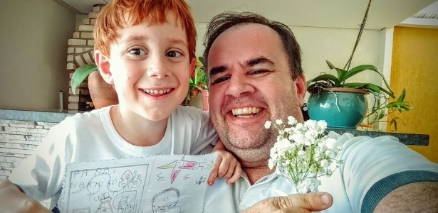 Rodrigo tirou uma foto com a lembrança de Dia das Mães que ganhou do filho Arthur - Reprodução/Facebook