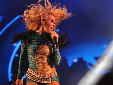 Joelma dança e bate cabelo durante apresentação da turnê "Avante" no Centro de Tradições Nordestinas, em São Paulo - Reinaldo Canato/ UOL