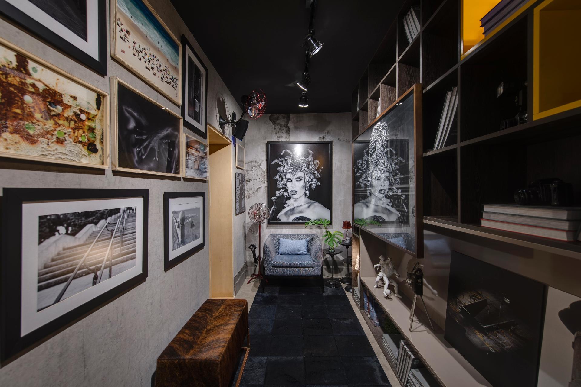 Os arquitetos Julio Cesar Dantès e Marcelo Cohen são os responsáveis pela Sala Íntima do Hobby. Uma das paredes do espaço (ao fundo), na edição paulistana da Casa Cor SP 2016, foi revestida com papel que imita infiltrações e sustenta o quadro "Os Olhos da Medusa", do fotógrafo Rogério Neves - Katia Kuwabara/UOL