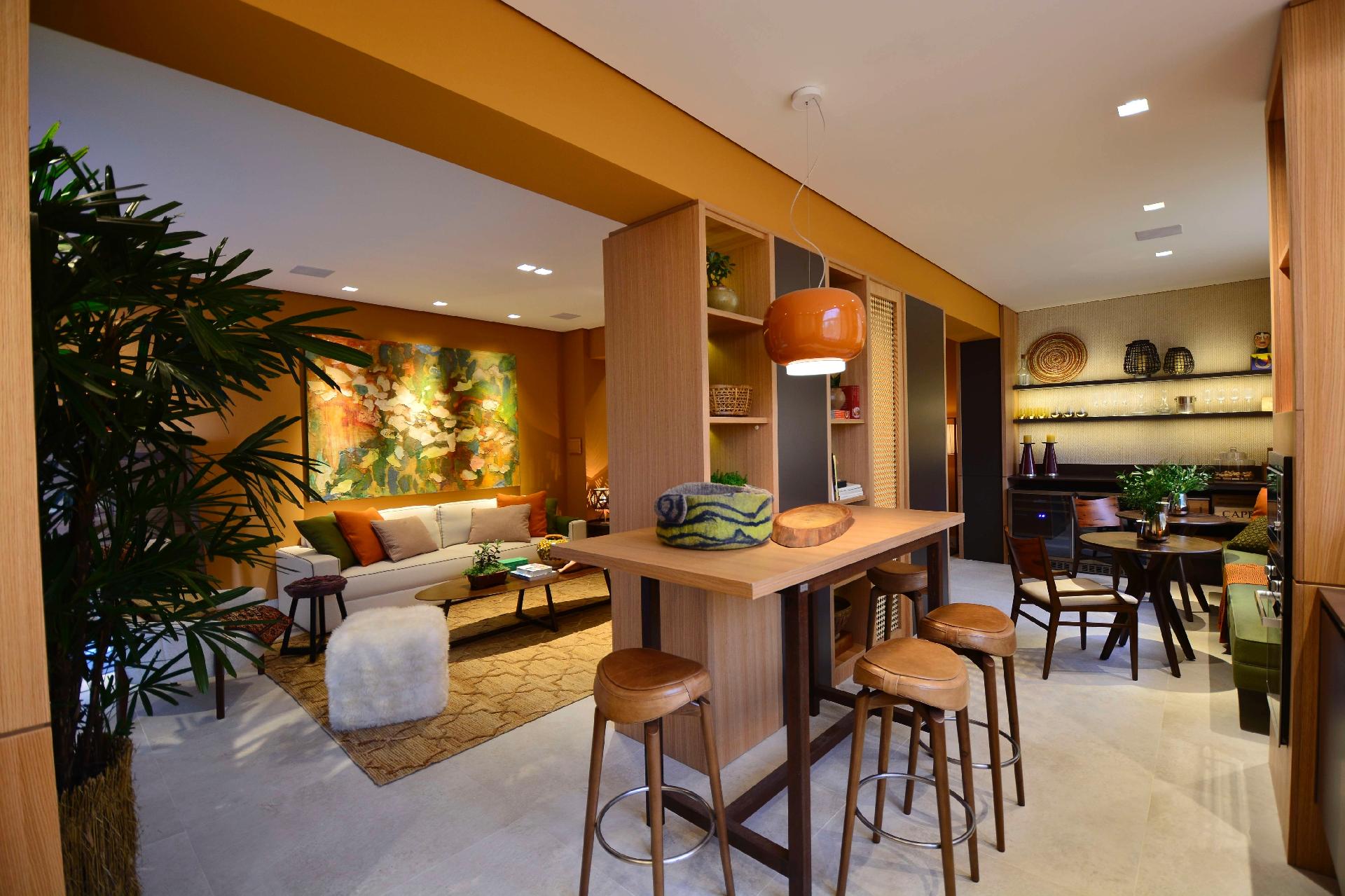 Os pilares estruturais do Petrópole Tênis Clube foram aproveitados na estruturação do mobiliário do Estar Gourmet, projeto de Livia Marcantonio Bortoncello com sala e cozinha integrados. Texturas naturais, como linho, algodão, fibras, madeiras, couro e lã são vistos na decoração do espaço com vários sub ambientes - Eduardo Liotti/ Divulgação