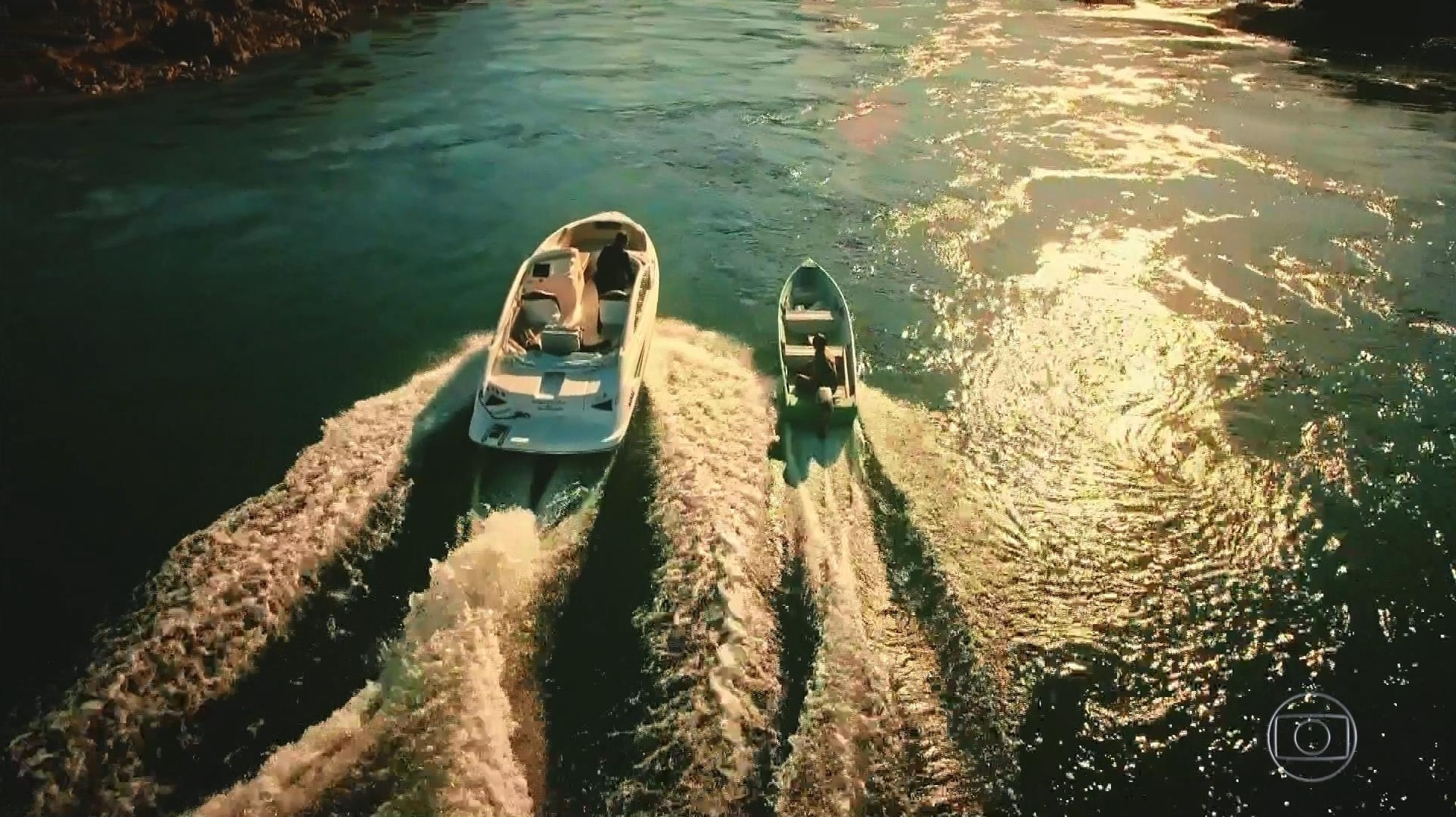 Após ver a delação premiada de Afrânio na TV, Carlos Eduardo foge de iate e é perseguido por Cícero pelo rio São Francisco - Reprodução/TV Globo