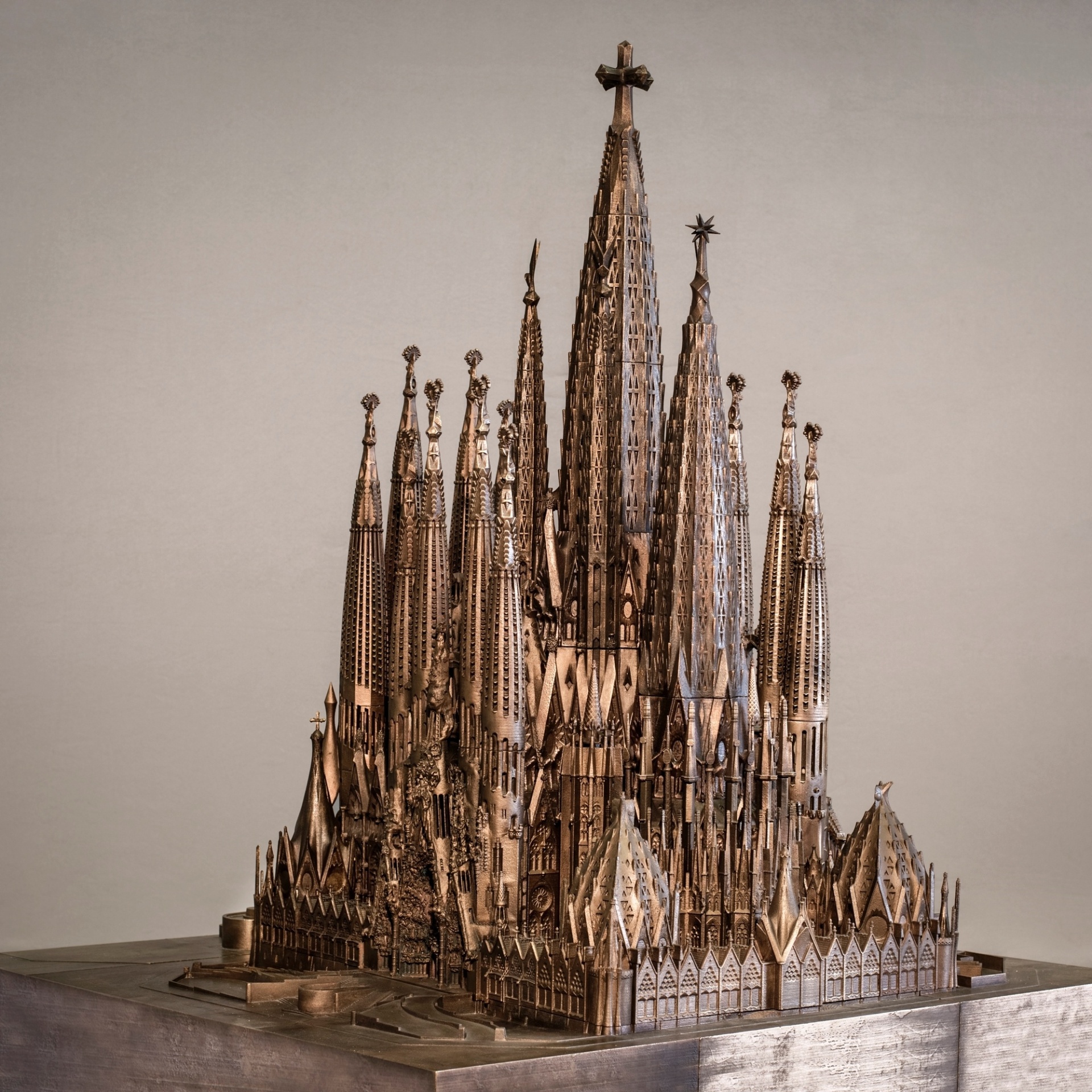 Maquete do conjunto da Basílica da Sagrada Família. Obra-prima de Gaudí, o templo católico localizado em Barcelona estará retratado em diversas maquetes na exposição do arquiteto catalão no Instituto Tomie Ohtake, em São Paulo - Divulgação/© Basílica de la Sagrada Família