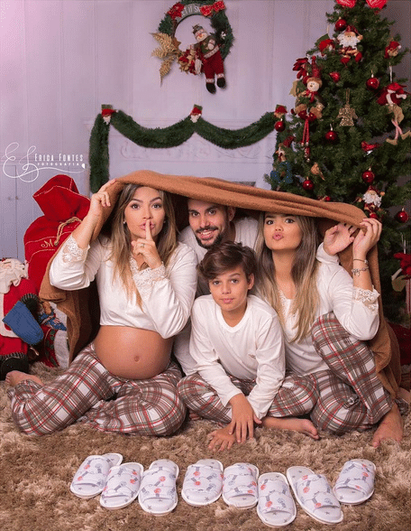 Kelly Key começou a comemorar a chegada do Natal bem cedinho com os filhos e o marido. Em frente à árvore de Natal, a família posou para a foto com o mesmo modelo de pijama. Claro que a barrigona da cantora roubou a cena. Kelly está grávida de 8 meses - Reprodução/Instagram