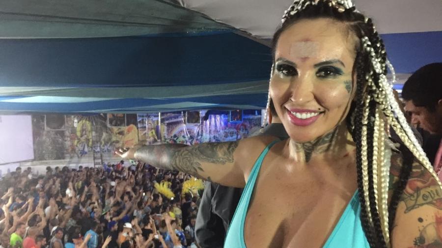 Sabrina Boing Boing, diva da bateria da Acadêmicos do Tatuapé, festeja título na quadra da escola com curativo na testa - Luiza Oliveira/UOL