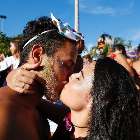 Veja relatos de quem abriu a relação para curtir a pegação no Carnaval - Marcelo de Jesus/UOL