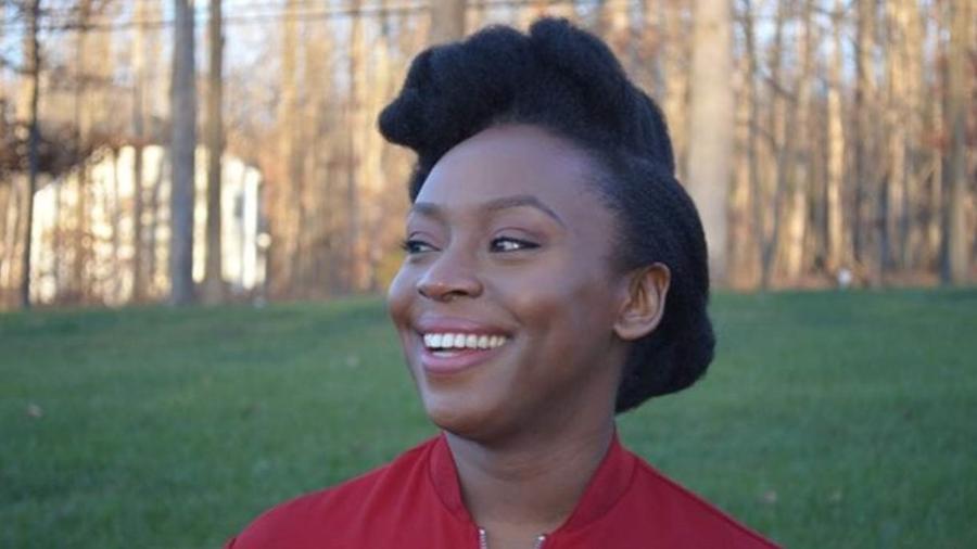 A nigeriana Chimamanda Ngozi Adichie, que está lançando "Para Educar Crianças Feministas" - Ivara Esege/BBC