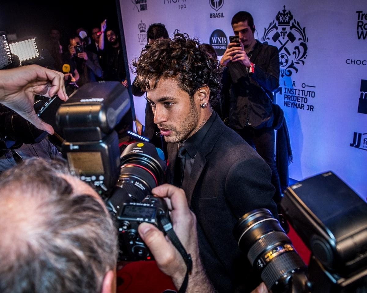 Cercado pela imprensa, Neymar confirma o fim do namoro com Bruna Marquezine ao chegar no leilão beneficente do Insituto Neymar Jr. - Francisco Cepeda/AgNews