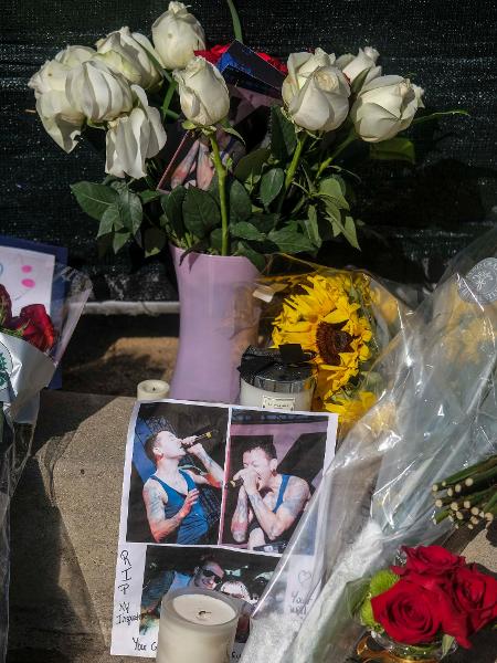 Flores, velas, fotos e mensagens transformam a entrada da casa de Chester Bennington em um memorial improvisado - Xinhua/Zhao Hanrong - Xinhua/Zhao Hanrong