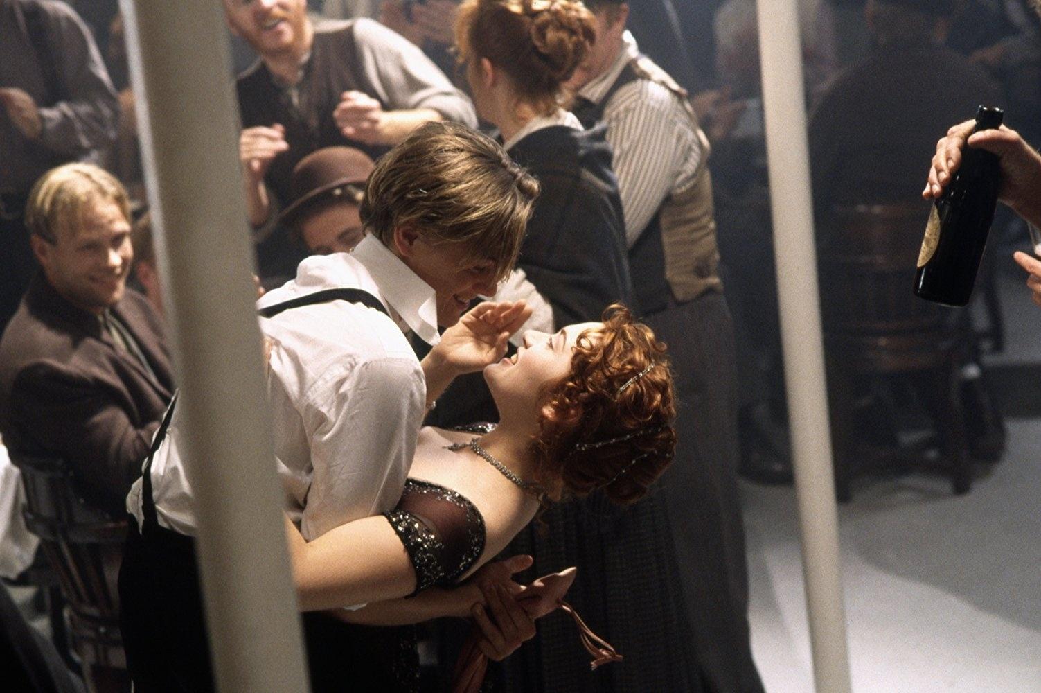 Leonardo DiCaprio e Kate Winslet em cena de "Titanic" - Reprodução