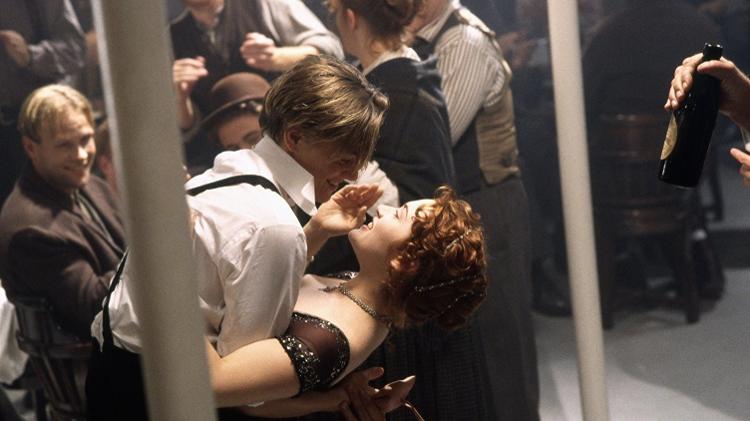 Leonardo DiCaprio e Kate Winslet em cena de "Titanic" - Reprodução - Reprodução