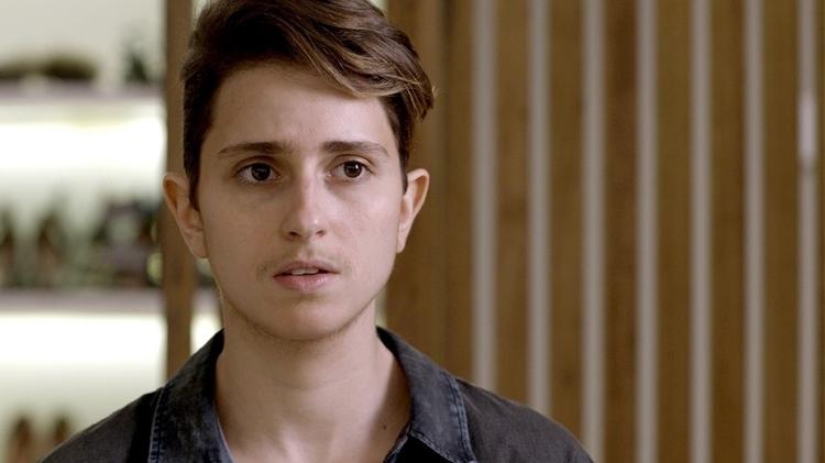 Ivana (Carol Duarte) aparece de barba em "A Força do Querer" - Reprodução/Globo - Reprodução/Globo